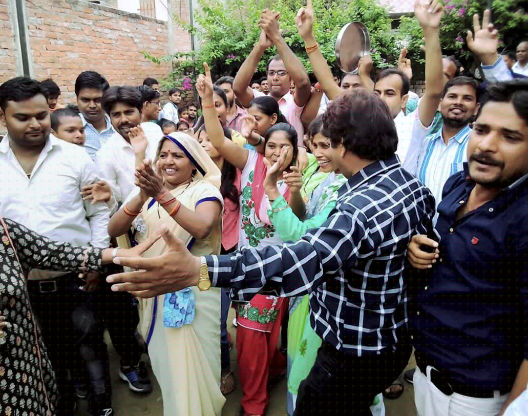 ঘরের ছেলের রাষ্ট্রপতি হিসাবে শপথ বাক্য পাঠের পর কানপুরে রামনাথ কোবিন্দের গ্রাম পারাউখানের মানুষদের মধ্যেও চলছে উল্লাস। ছবি:পিটিআই।