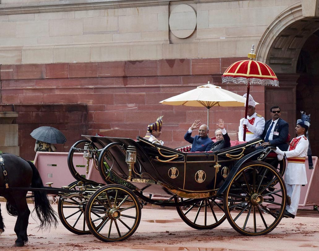 রাষ্ট্রপতি ভবনের অন্দরে ফিটন গাড়িতে চড়ে নতুন এবং প্রাক্তন রাষ্ট্রপতি চক্কর কাটছেন। ছবি:পিটিআই।