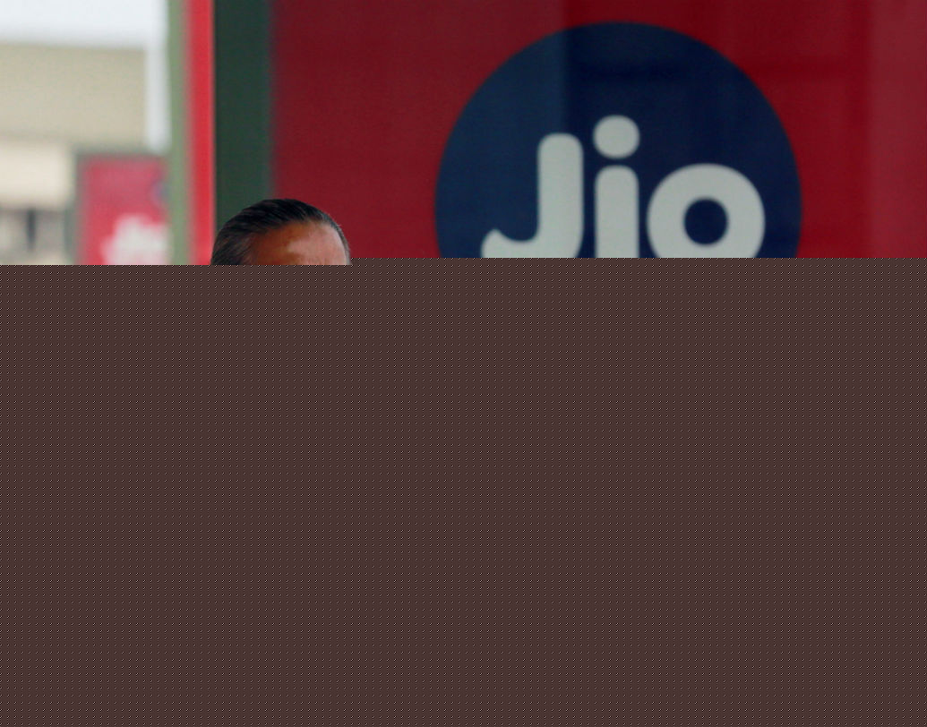 রিলায়্যান্স জিও: ৩৯৯ টাকায় প্রতিদিন ১ জিবি করে ৮৪ জিবি ডেটা পাওয়া যাবে। বৈধতা থাকবে ৮৪ দিন পর্যন্ত। জিও প্রাইমের সদস্যরাই এই সুবিধা পাবেন।