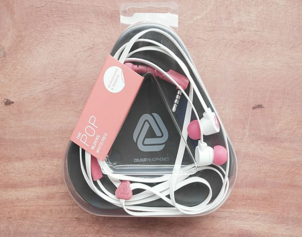 ট্রাভেলের সময় অবশ্যই একটি খাপে ভরে রাখুন হেডফোন।