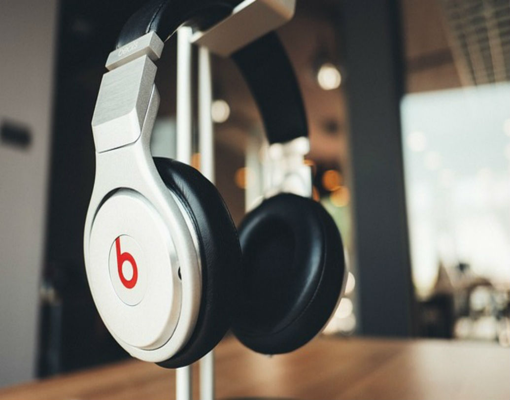 অফিস বা বাড়িতেও হেডফোন রাখার জন্য স্ট্যান্ড ব্যবহার করুন।