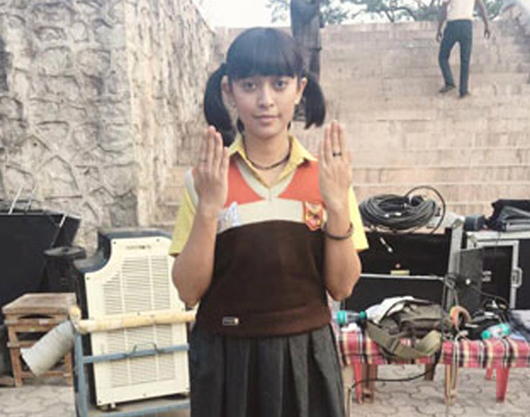 এক একটা ছবিতে এক একটা লুকে নজর কেড়েছেন সায়নী। ‘জগ্গা জাসুস’-এ সায়নীর বয়স ছিল ১৪ বছর। ছবিতে সায়নিকে পিগটেলে এক্কেবারে অন্য রকম দেখাচ্ছে।