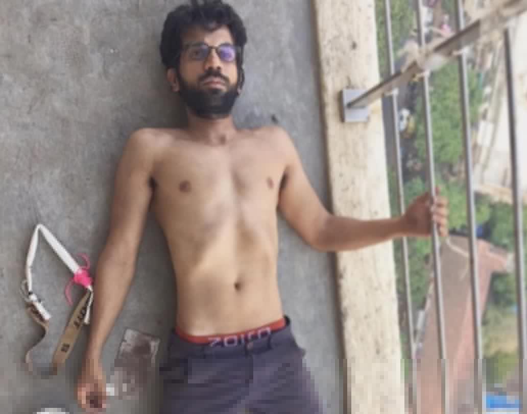 বিক্রমাদিত্য মোতওয়ানে পরিচালিত ‘ট্র্যাপড‌্’ ছবির লুক। রাজকুমার রাও এই ‘সার্ভাইভাল জার্নি’ স্ক্রিনে ফুটিয়ে তুলতে ২০ দিন ধরে শুধুমাত্র এক কাপ করে কফি এবং একটি করে গাজর খেয়ে কাটিয়েছিলেন।