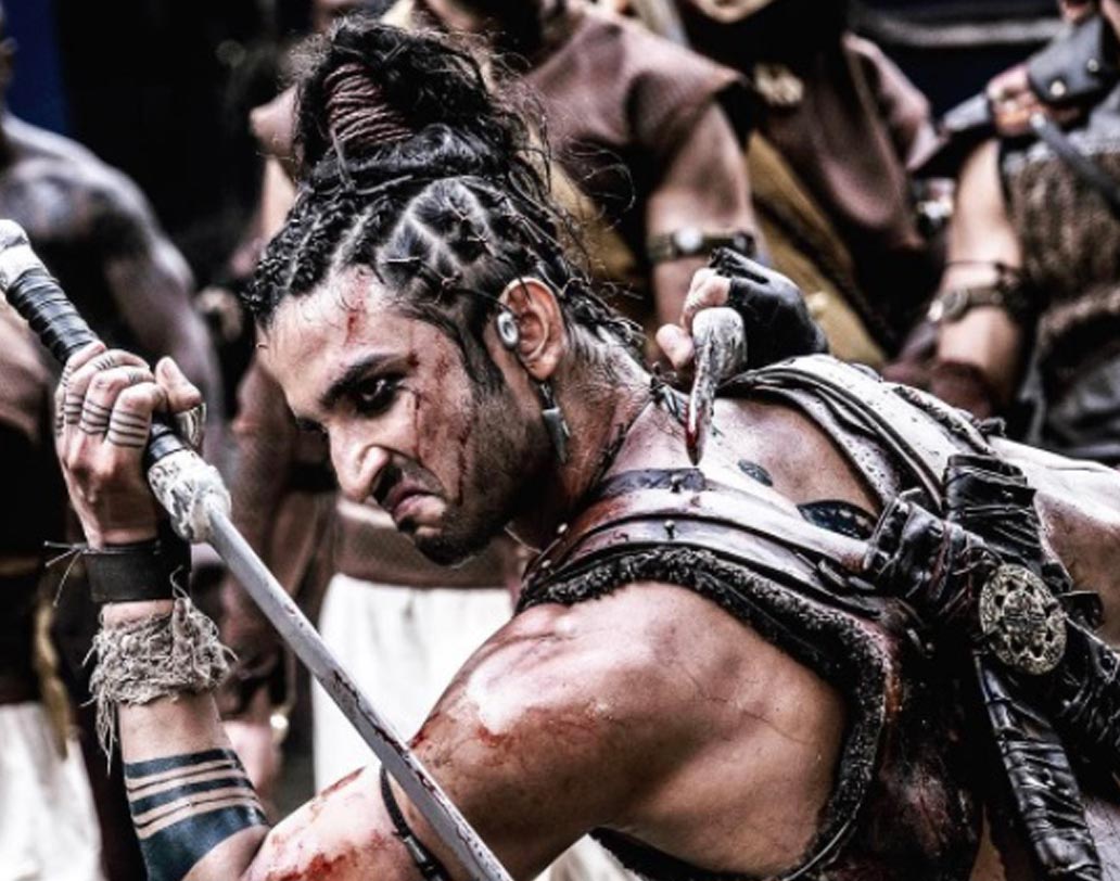 ‘রাবতা’ ছবিতে নজর কেড়েছিলেন সুশান্ত সিংহ রাজপুতও। চুলে ‘ড্রেডলকস’, কানে দুল, চোখে কাজল। একেবারে পাক্কা বোহেমিয়ান লুকে সুশান্ত।