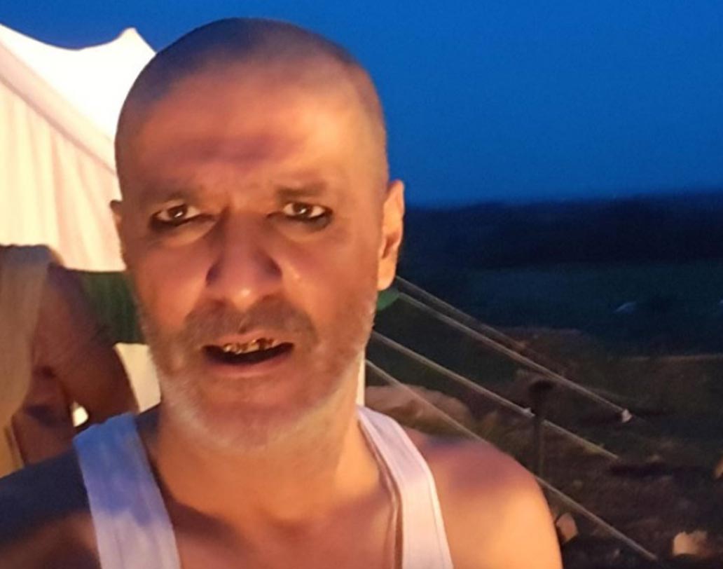 সৃজিত মুখোপাধ্যায়ের ‘বেগমজান’-এ চাঙ্কি পাণ্ডের লুক। মাথা নেড়া, গালে খোঁচা খোঁচা দাড়ি। এক ভয়ঙ্কর সমাজবিরোধীর চরিত্রে চাঙ্কির লুক অনবদ্য।