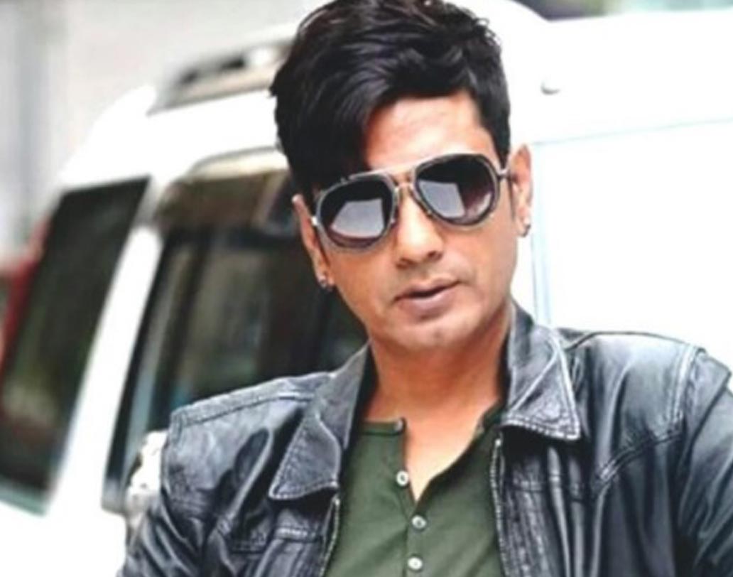 শাহরুখের ‘রইস’ ছবিতে আইপিএস জয়দীপ অম্বালাল মজুমদারের চেহারায় নওয়াজ।