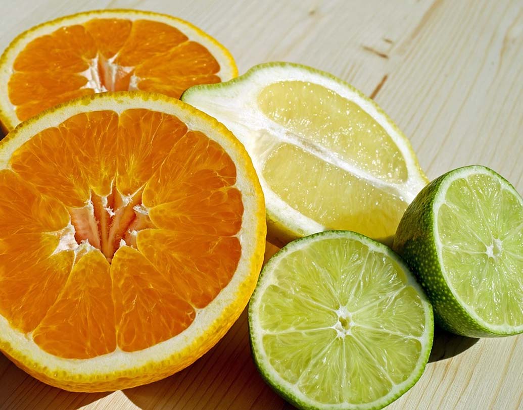 হাসি: দাঁত ঝকঝকে করতে নিয়মিত ২-৫ মিনিট লেবু ঘষুন দাঁতে। অথবা বেকিং সোডার সঙ্গে লেবুর রস মিশিয়ে দাঁত মাজতে পারেন।