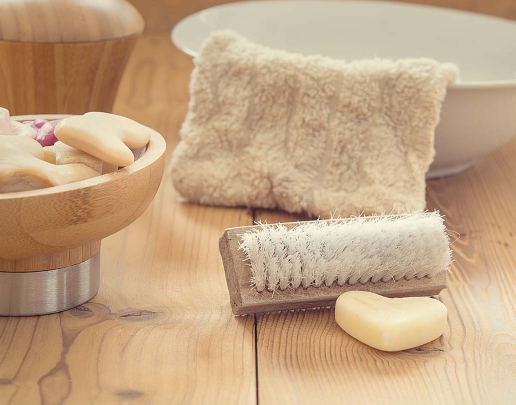 ড্রাই ব্রাশিং: ত্বক এক্সফোলিয়েট করে, টক্সিন দূর করে রক্ত সঞ্চালন বাড়াতে সাহায্য করে ড্রাই ব্রাশিং। বর্ষা কালে ত্বকের ঔজ্জ্বল্য বাড়াতে সাহায্য করে ড্রাই ব্রাশিং।