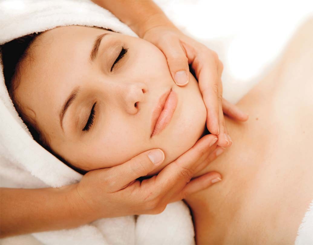 ফেসিয়াল: লাস্ট মিনিটের জন্য ফেসিয়াল ফেলে রাখবেন না। হঠাত্ কোনও সমস্যা এড়াতে আগে ফেসিয়াল করান। সময় থাকতে ফেসিয়াল করালে বিয়ের দিন ত্বকে গ্লো আসবে।