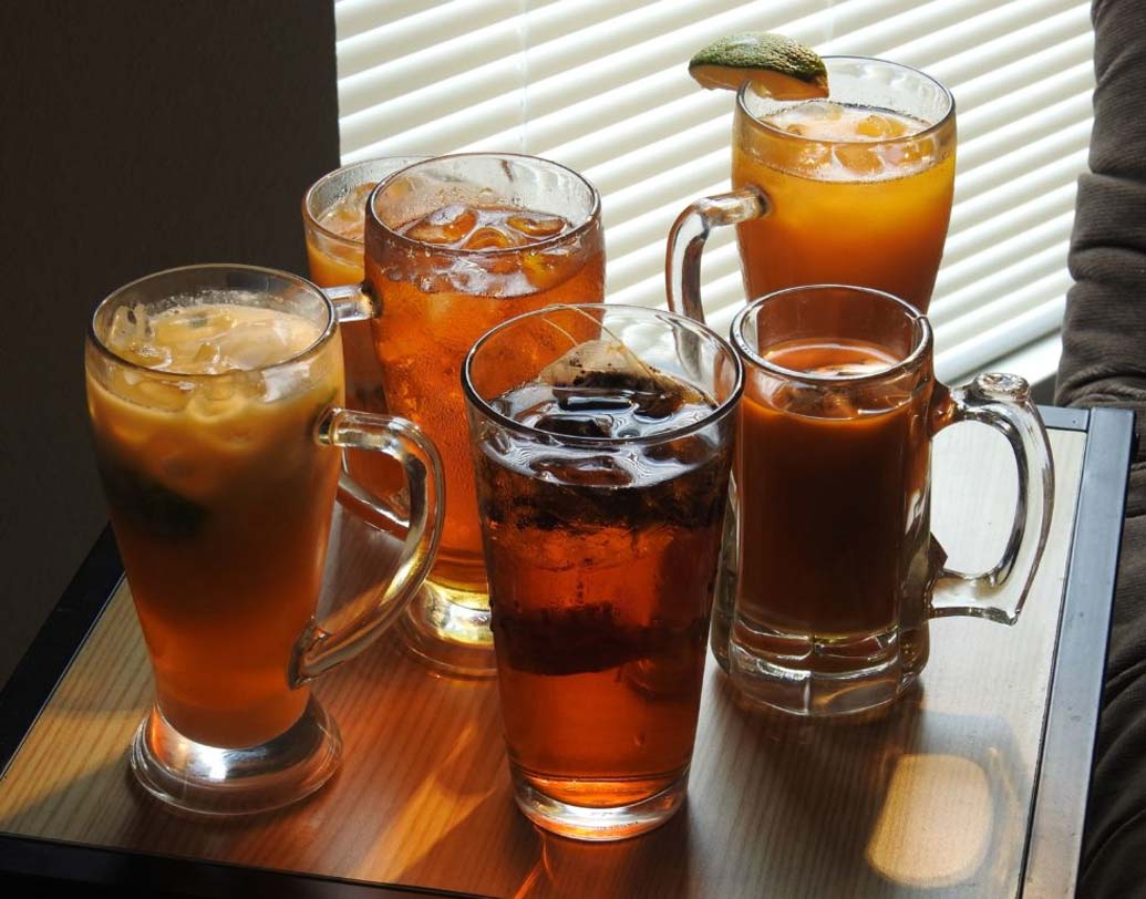 থাই চা: তেঁতুল ও স্টার আনিজ দেওয়া একটু মিষ্টি স্বাদের চা খেতেই পছন্দ করেন এরা। গ্রিন টি ও ব্ল্যাক টি দুটোই তারা খেয়ে থাকেন।