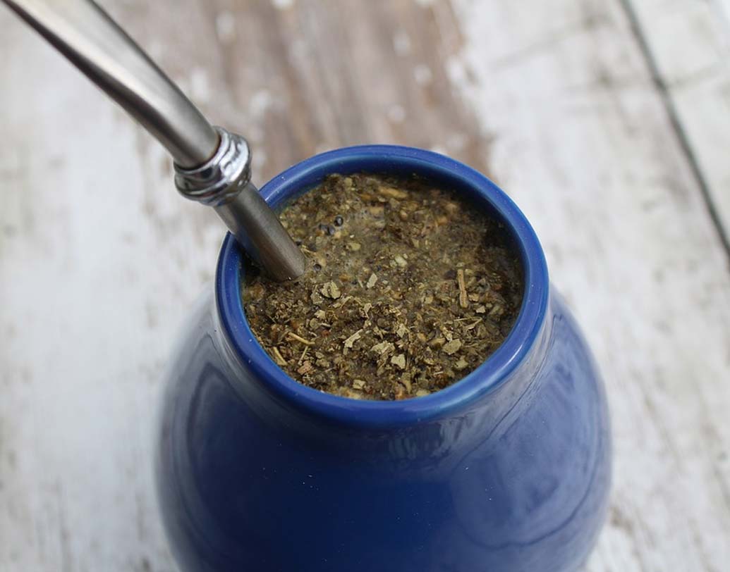 আর্জেন্তিনা: এখানে চায়ের নাম ইরবা মাতে। এই ইরবা মাতে পৃথিবীর অন্যতম স্বাস্থ্যকর ও সুগন্ধি চা। ভিটামিন সি ও বি১ সমৃদ্ধ এই চা কোলেস্টেরল কম রাখতে সাহায্য করে।