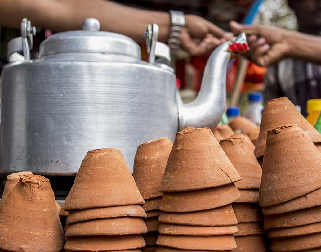 ভারত: বাড়িতে কোনও অতিথিকে চা ছাড়া আপ্যায়নের কথা ভারতীয়রা ভাবতেই পারে না। দার্জিলিং, অসমের ব্ল্যাক টি সারা ভারতে প্রসিদ্ধ। আদা, গোলমরিচ, এলাচ দিয়ে ভারতীয়রা সুস্বাদু করে তোলে চা। কাশ্মীরে আবার প্রচলন কাওয়া খাওয়ার।