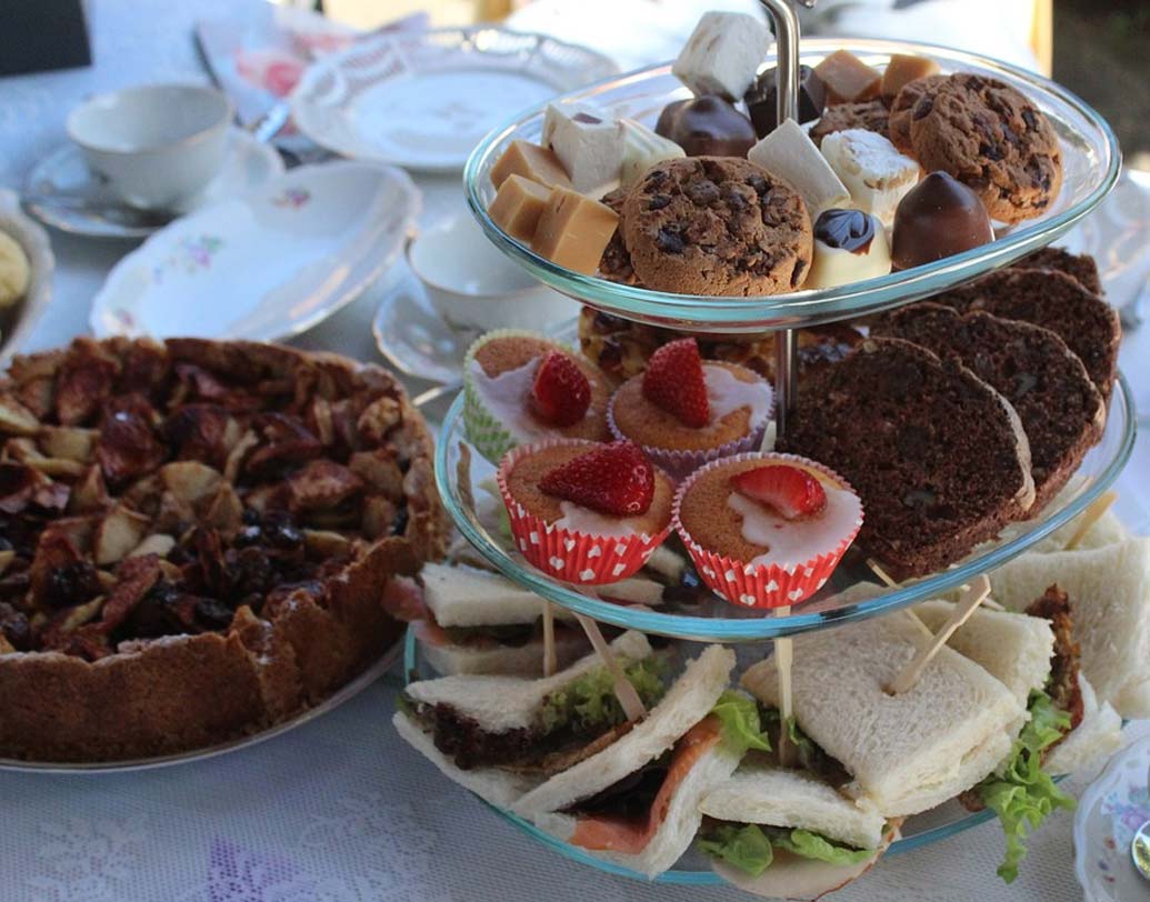 ব্রিটেন: ব্রিটিশদের কাছে চা একটা রাজকীয় ব্যাপার। দুধ ও চা ছাড়া তারা চা ভাবতে পারে না। ব্ল্যাক, গ্রিন ও ওলং টি তারা স্বাস্থ্যের কারণে খেয়ে থাকলেও, অতিথিদের নিমন্ত্রণ করে দুধ, চিনি সমৃদ্ধ চায়ের সঙ্গে হরেক স্ন্যাক্সে হাই টি পার্টিই তাদের ঐতিহ্য।