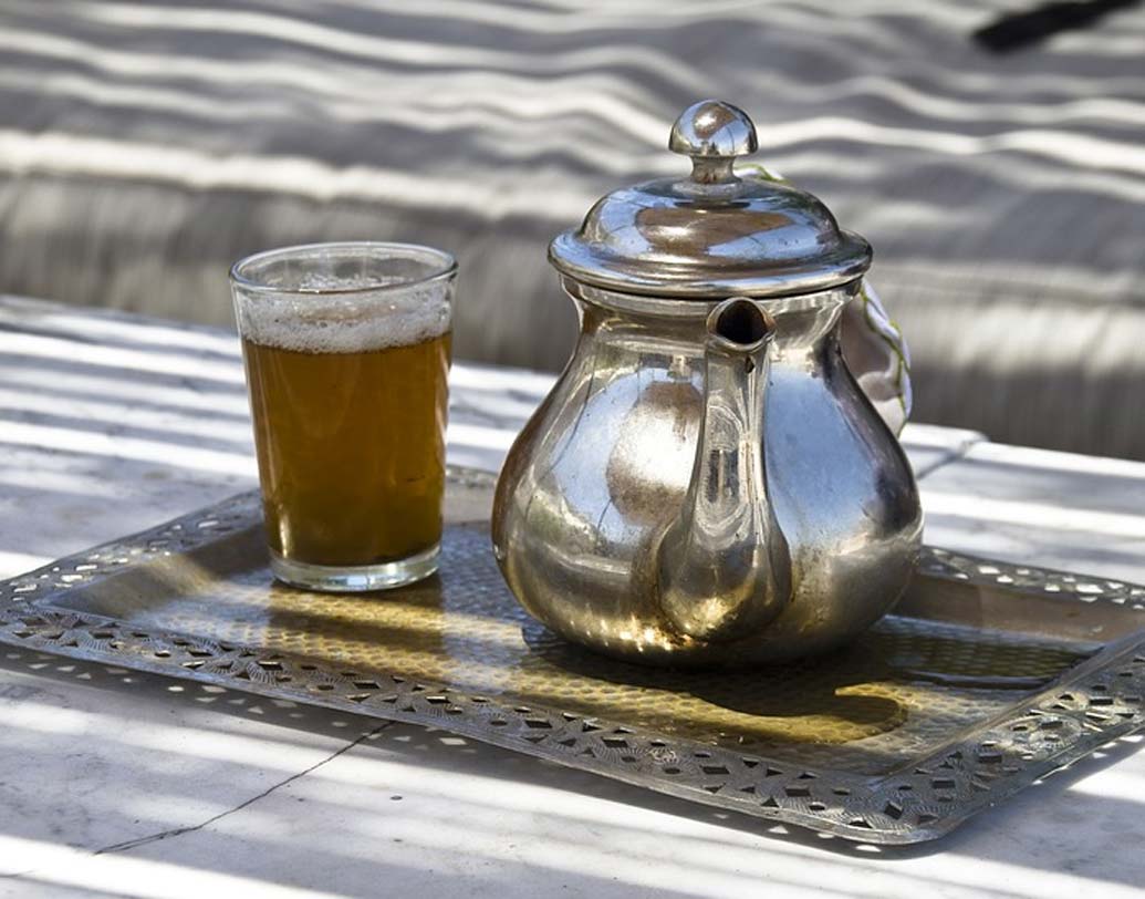 মরক্কো: মিন্ট সমৃদ্ধ গ্রিন টি মরক্কোর বৈশিষ্ট্য। এই চা পেট ঠান্ডা রাখতে, হজমে সাহায্য করে। ফুটন্চ জলে মাত্র ২০-৩০ সেকেন্ড ফুটিয়েই স্পেশ্যাল চা তৈরি করে নেন মরক্কোর বাসিন্দারা।