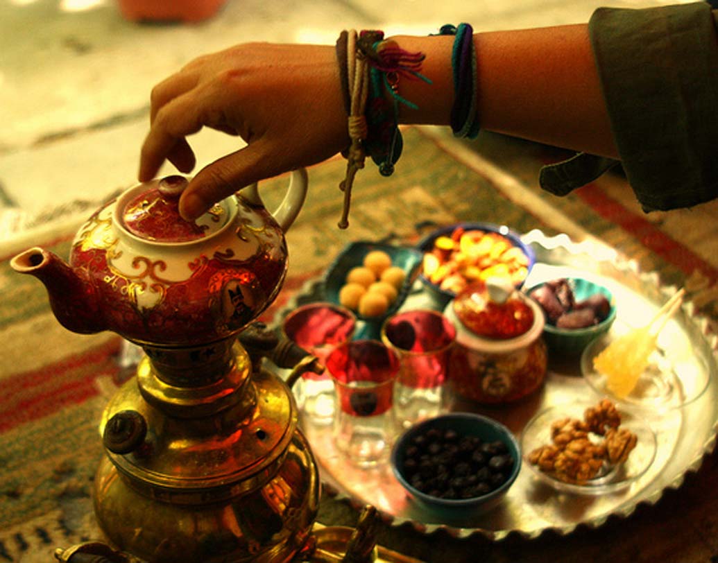 রাশিয়া: প্রতি বছর রাশিয়া ৫০ কোটি মার্কিন ডলার চা আমদানি করে। সামোভারে ঢাকা কেটল থেকে গরম চা ঢেলে খাওয়া রাশিয়ার ঐতিহ্য। সাধারণত গ্রিন টি বা ব্ল্যাক টি তাদের প্রিয়। কড়া, কালো চা-কে রাশিয়ানরা জাভারিকা বলে থাকেন।