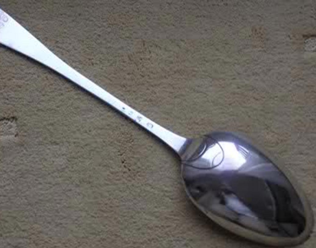 ১ মিনিট পর প্লাস্টিক ব্যাগ থেকে চামচটি বের করে নিন।