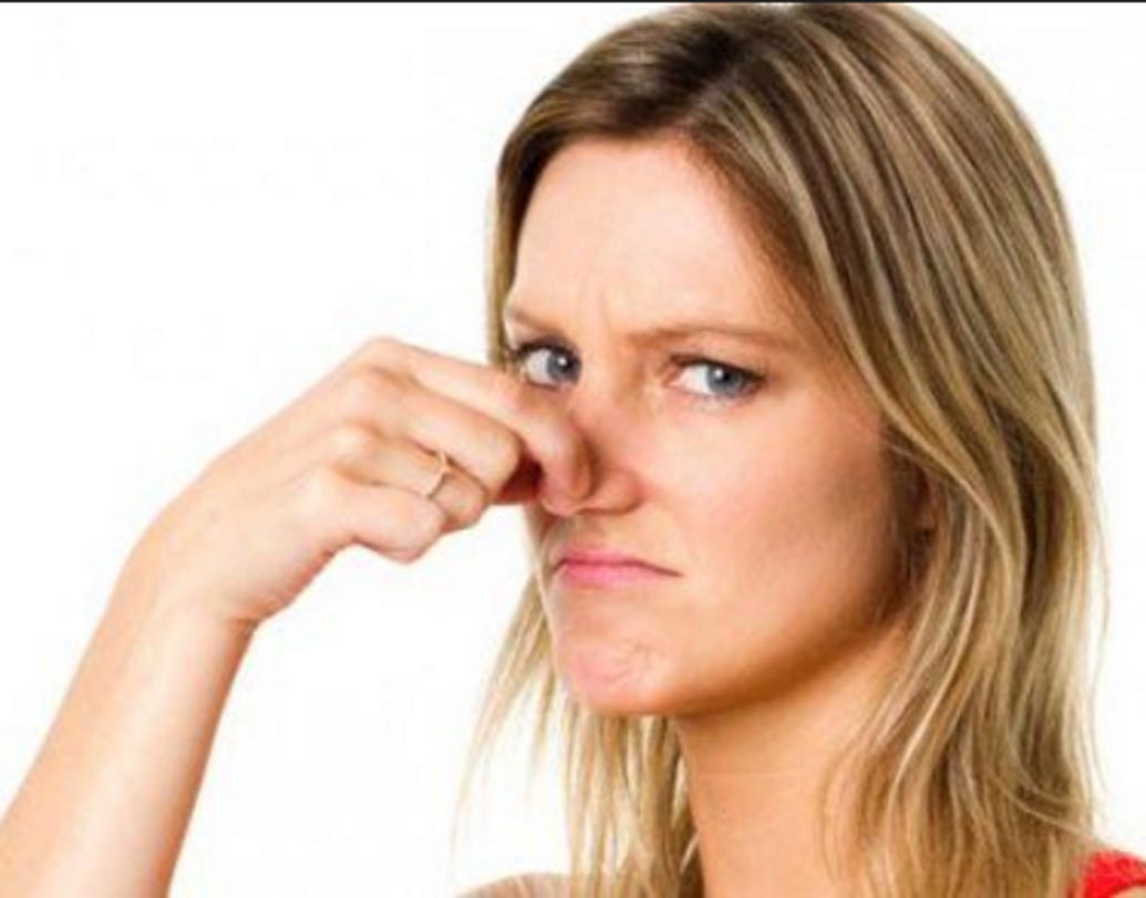 চামচে খুব দুর্গন্ধ হলে জানবেন ফুসফুসের সমস্যা হতে পারে।