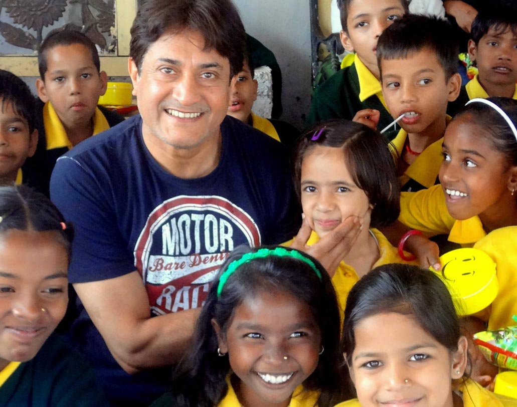 উত্তরাখণ্ডের ঋষিকেশে চিল্লা জঙ্গলের কাছেই থাকেন সর্বদমন ডি বন্দ্যোপাধ্যায়। তাঁর একটি এনজিও রয়েছে। সেখানে তিনি যোগের মাধ্যমে কচিকাঁচাদের শিক্ষা দেন। তাঁর এনজিও বিনামূল্যে বস্তির ২০০ জন শিশুর দেখভাল করে। এছাড়াও দুঃস্থ মহিলাদের জীবিকা নির্ধারণের রীতিনীতিও শেখান সর্বদমন।