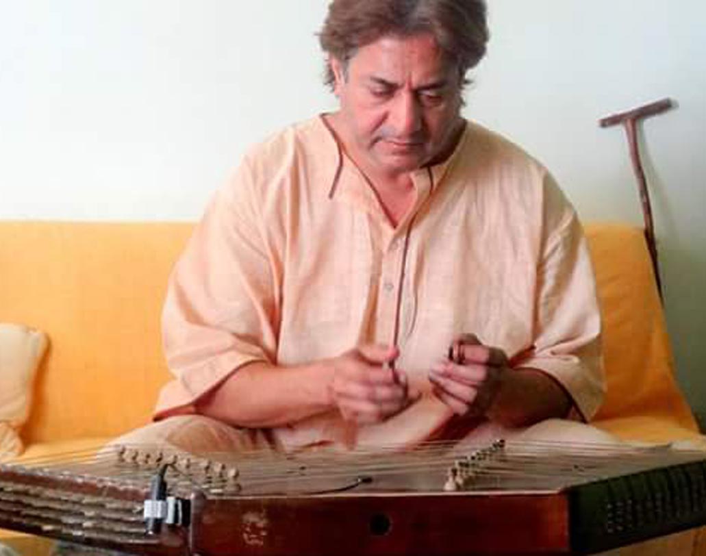 অবসর সময়ে সন্তুর বাজাতেও বেশ পছন্দ করেন সর্বদমন।