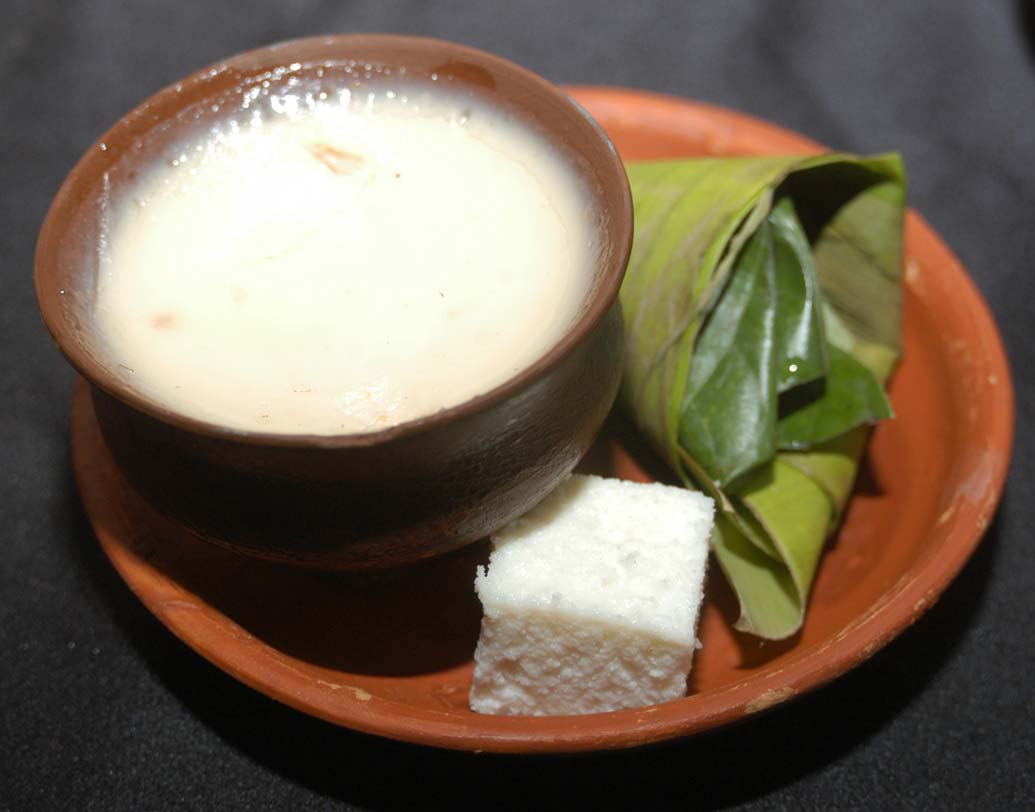 ব্রেকফাস্ট: বিয়ের দিন ভোর বেলা উঠে খাওয়ার রেওয়াজ থাকে। বাঙাল বাড়িতে ভাত ও ঘটি বাড়িতে কনেকে দই-চিঁড়ে খাওয়ানো হয়। ভাল করে খেয়ে নিন। কারণ এর পর হয়তো সারা দিন খেতে পারবেন না। নিজেকে এনার্জেটিক রাখতে ভাল করে ব্রেকফাস্ট করা প্রয়োজন। আর যদি উপোসের নিয়ম না থাকে তা হলে পেট ভরে ব্রেকফাস্ট করারও সুযোগ পাবেন।