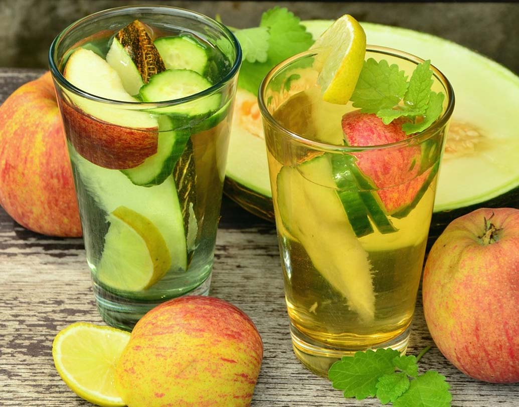 হাইড্রেটেড: বেশির ভাগ পরিবারেই বিয়ের দিন না খেয়ে থাকার নিয়ম। বিশেষ করে ভাত না খাওয়ার নিয়ম থাকে। না খেয়ে থাকলে অ্যাসিডিটি, মাথা যন্ত্রণার সমস্যা হতে পারে। তাই নিজেকে হাইড্রেটেড রাখা জরুরি। সারা দিন ফলের রস, দইয়ের ঘোল বা লেবু, আদা, শশা দেওয়া রিফ্রেশিং ওয়াটার খান।