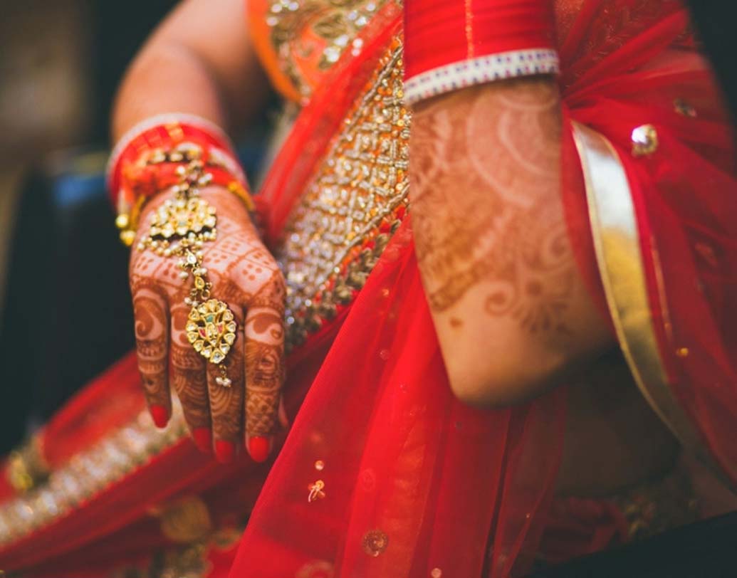 সাজ: সকালের আচার-অনুষ্ঠান শেষ হতে হতেই সাজতে পার্লারে যাওয়ার সময় এসে যাবে। শাড়ি, গয়না, জুতো সব কিছু গুছিয়ে পার্লারে নিয়ে যেতে হবে। আপনি বিদ্ধি, গায়ে হলুদ নিয়ে ব্যস্ত থাকবেন। তাই কোনও বন্ধু বা দিদি-বোনকে দায়িত্ব দিন আপনার জিনিসপত্র ঠিকঠাক গুছিয়ে দিতে ও নিজের দায়িত্বে রাখতে। বেরনোর সময় যাতে তাড়াহুড়ো না করতে হয়।