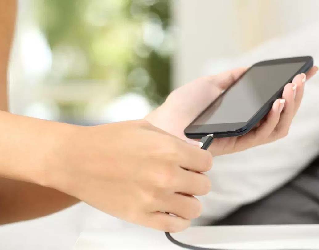 চার্জ: ফোনে চার্জ আছে কিনা অবশ্যই দেখে নিন। এ দিন ফ্লোরিস্ট, ফোটোগ্রাফার অনেকের জরুরি কন্ট্যাক্ট থাকবে আপনার ফোনে। আবার সন্ধেবেলা অনুষ্ঠানের সময়ও অনেক ফোন আসবে। ফোনের চার্জ ফুরিয়ে গেলে মুশকিলে পড়বেন। ফোন চার্জ দিয়ে রাখুন।