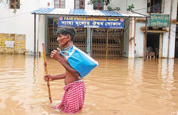 ন্যায্য মূল্যের দোকানের সামনে। ছবি: কৌশিক সাঁতরা