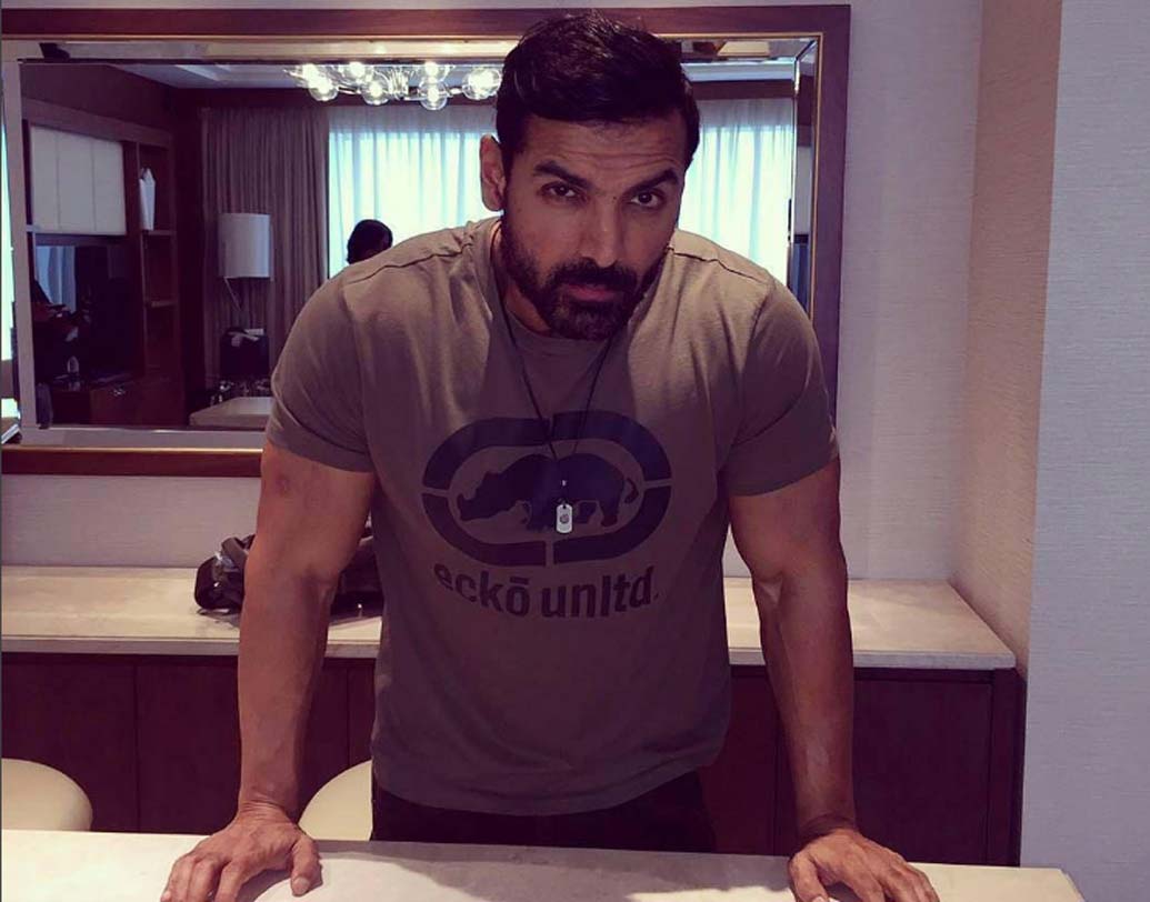 জন আব্রাহাম: মদ ও তামাক জাতীয় দ্রব্যের বিজ্ঞাপনের অফার ফিরিয়ে দিয়েছিলেন জন। সব মিলিয়ে ওই অফার ছিল প্রায় তিন কোটি টাকার।