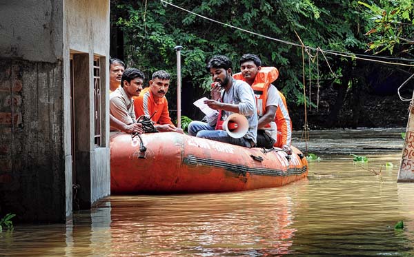 ঘাটালের প্রতাপপুরে উদ্ধারে নেমেছে বিপর্যয় মোকাবিলা বাহিনী। ছবি: দেশকল্যাণ চৌধুরী