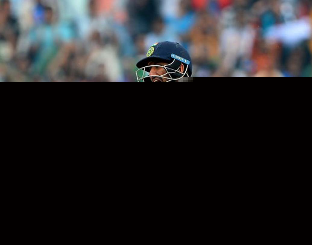 অনেকবারই নিজে একা দায়িত্ব নিয়ে ভারতকে জয় এনে দিয়েছেন পূজারা। ২০১২-তে ইংল্যান্ড, ২০১৫-তে শ্রীলঙ্কা, ২০১৬য় ইংল্যান্ডের বিরুদ্ধে এই ভূমিকায় দেখা গিয়েছে তাঁকে। ছবি: এএফপি।