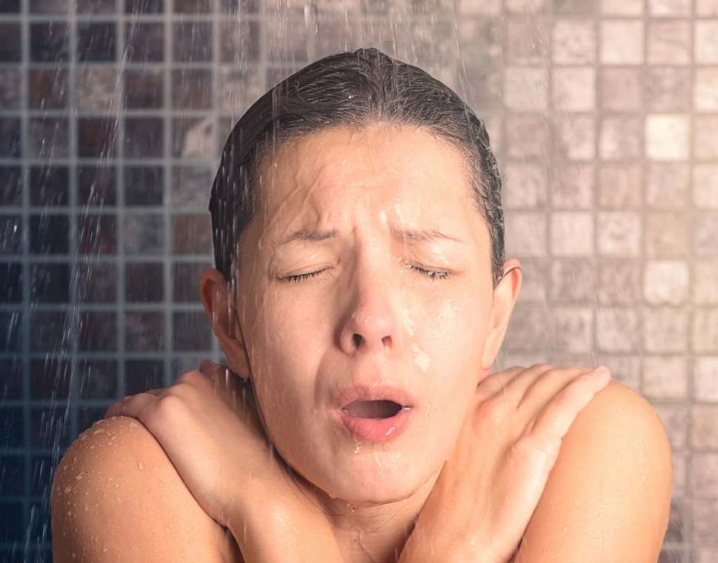 গরম জল: বর্ষা কালে বৃষ্টি হলে ঠান্ডা ঠান্ডা লাগে। এই সময় ঠান্ডা জলে স্নান করলে বা মাথা ধুলে কষ্ট হয়। কিন্তু প্রতি দিন গরম জলে স্নান করলে বা মাথা ধুলে স্ক্যাল্প তৈলাক্ত হয়ে যায়।