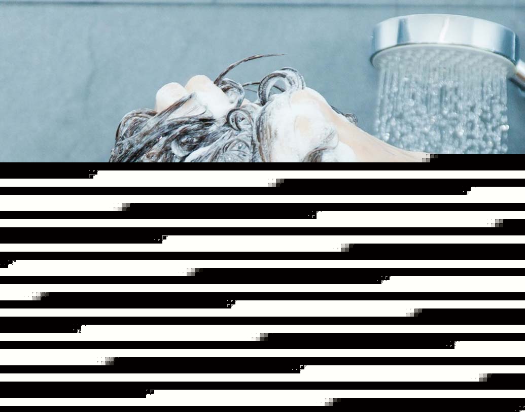 শ্যাম্পু: প্রতি দিন বাইরে বেরোতে হলে চুল নোংরা হয়। তাই চুল পরিষ্কার রাখতে ঘন ঘন শ্যাম্পু করেন অনেকেই। বেশি শ্যাম্পুর ব্যবহারও চুলের গোড়া তৈলাক্ত করে দেয়।