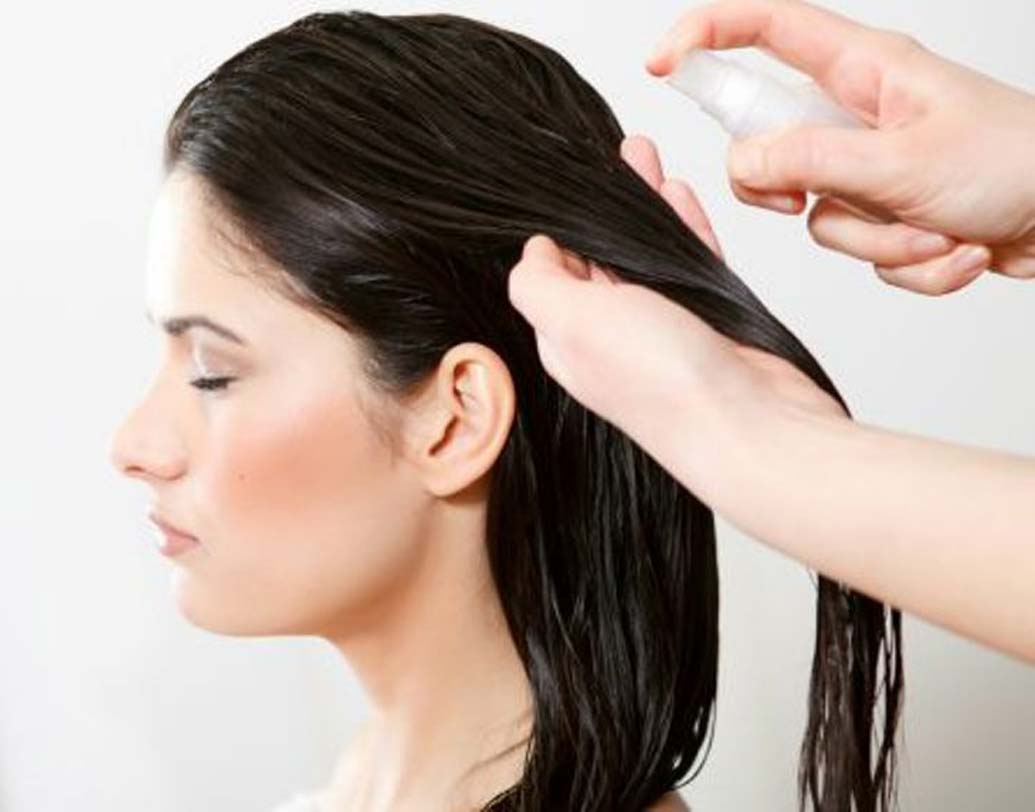 কন্ডিশনার: মাত্র কয়েক ফোঁটা কন্ডিশনার চুলে লাগালেই যথেষ্ট। বেশি কন্ডিশনার স্ক্যাল্প তৈলাক্ত করে দেয়।