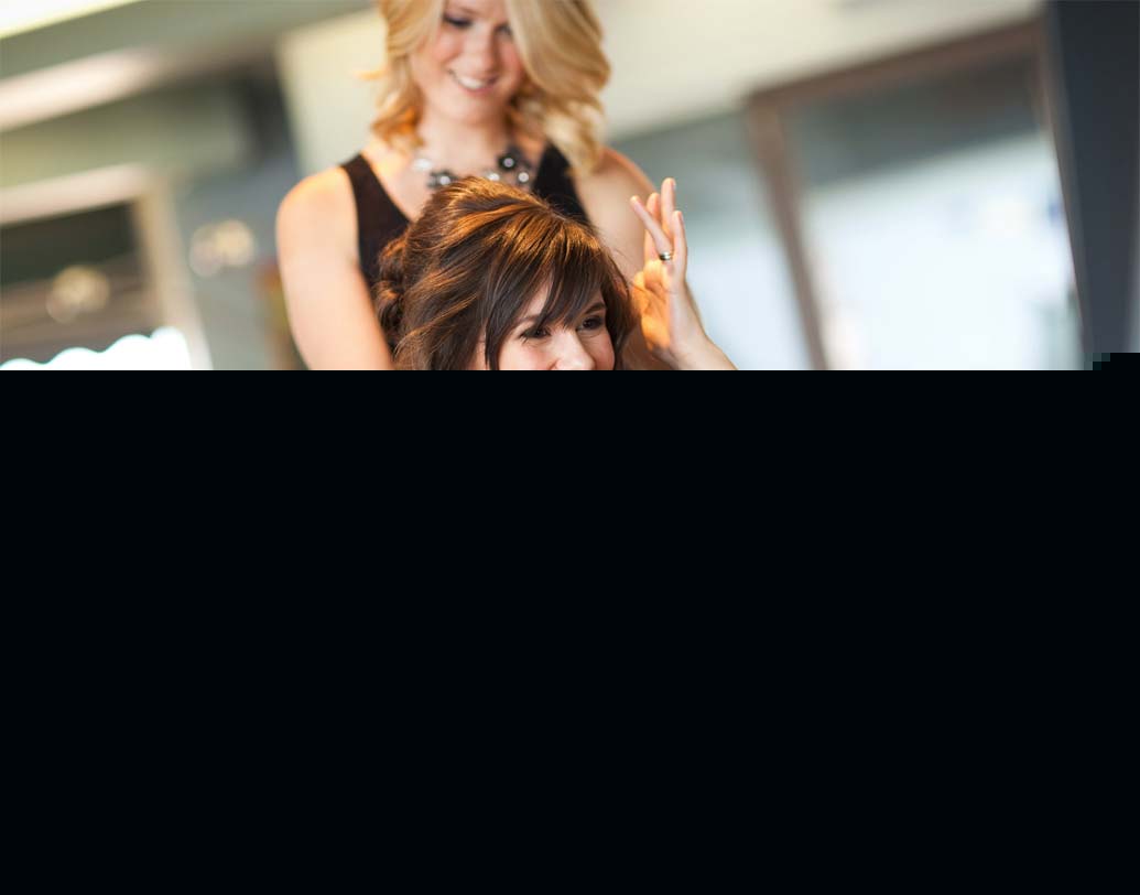 স্টাইলিং প্রডাক্ট: চুল স্টাইলিং করার জন্য নানা রকম প্রডাক্ট ব্যবহার করাই যায়। কিন্তু এই সব প্রডাক্টে রাসায়নিক থাকে। খুব বেশি স্টাইলিং প্রডাক্ট ব্যবহার করলে তা চুলের গোড়া গ্রিজি করে দেয়।