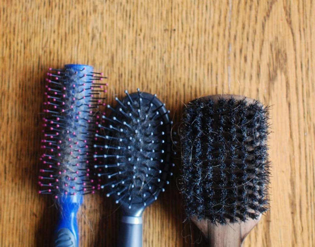 নোংরা চিরুনি ও হেয়ার ব্রাশ: আমরা চুল নিয়মিত পরিষ্কার করলেও চিরুনি ও হেয়ার ব্রাশ নিয়মিত পরিষ্কার করি না। অথচ চিরুনি, হেয়ার ব্রাশও নোংরা, তৈলাক্ত হয়ে যায়। এগুলো ব্যবহারের ফলে চুল তৈলাক্ত হয়ে যায়।