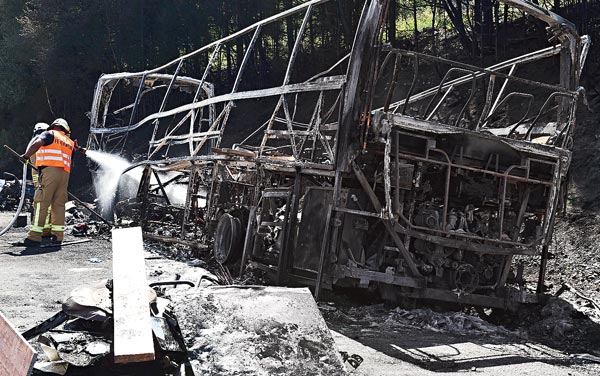 ভয়াবহ: পুড়ে খাক দুর্ঘটনাগ্রস্ত বাস। সোমবার দক্ষিণ জার্মানির মুয়েন্শবুর্গে। ছবি: এএফপি