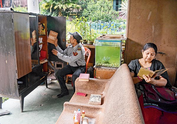 The Security Guard is blossoming flowers in the Government Garden