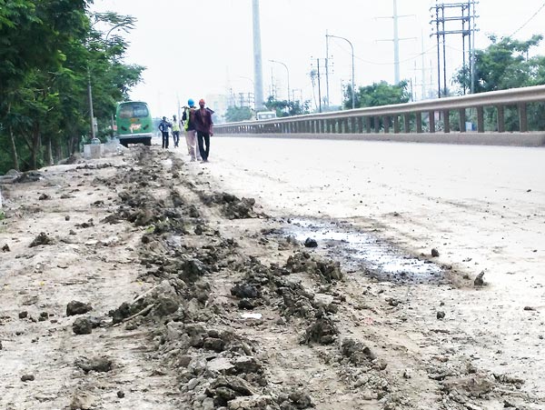 যার-জন্য: পড়ে থাকা এই মাটিই দুর্ঘটনার মূলে। নিজস্ব চিত্র