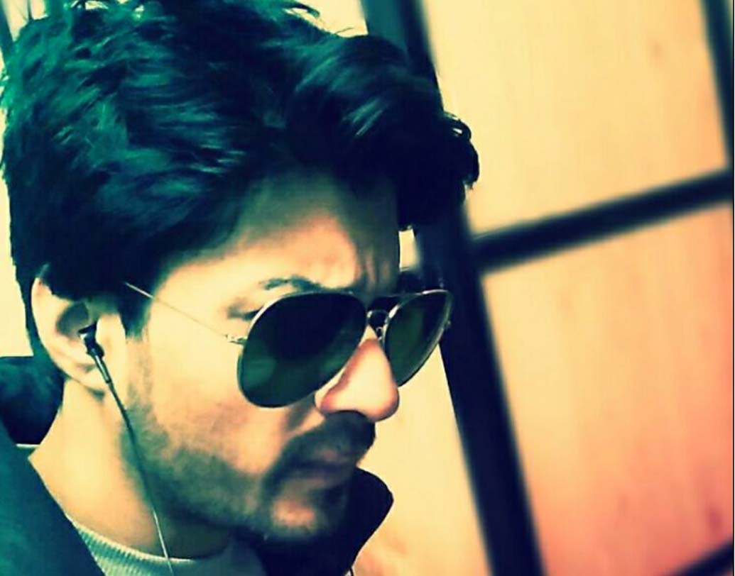 বলিউড বাদশা নন, তাহলে ইনি কে?  তাঁর ‘হামশকল’? সত্যিই এমন মিল যে, আপনি বোকা বনে যেতে পারেন।