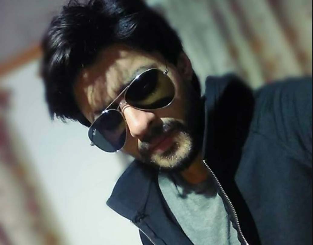 শাহরুখের চেহারা, তাঁর মতো চুলের স্টাইল, হাবভাব সবেতেই নিখাদ মিল।