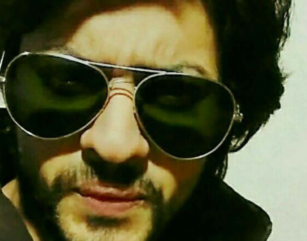 জম্মু-কাশ্মীরের শ্রীনগরের বাসিন্দা এই ‘শাহরুখ খান’-এর বয়স ২২।