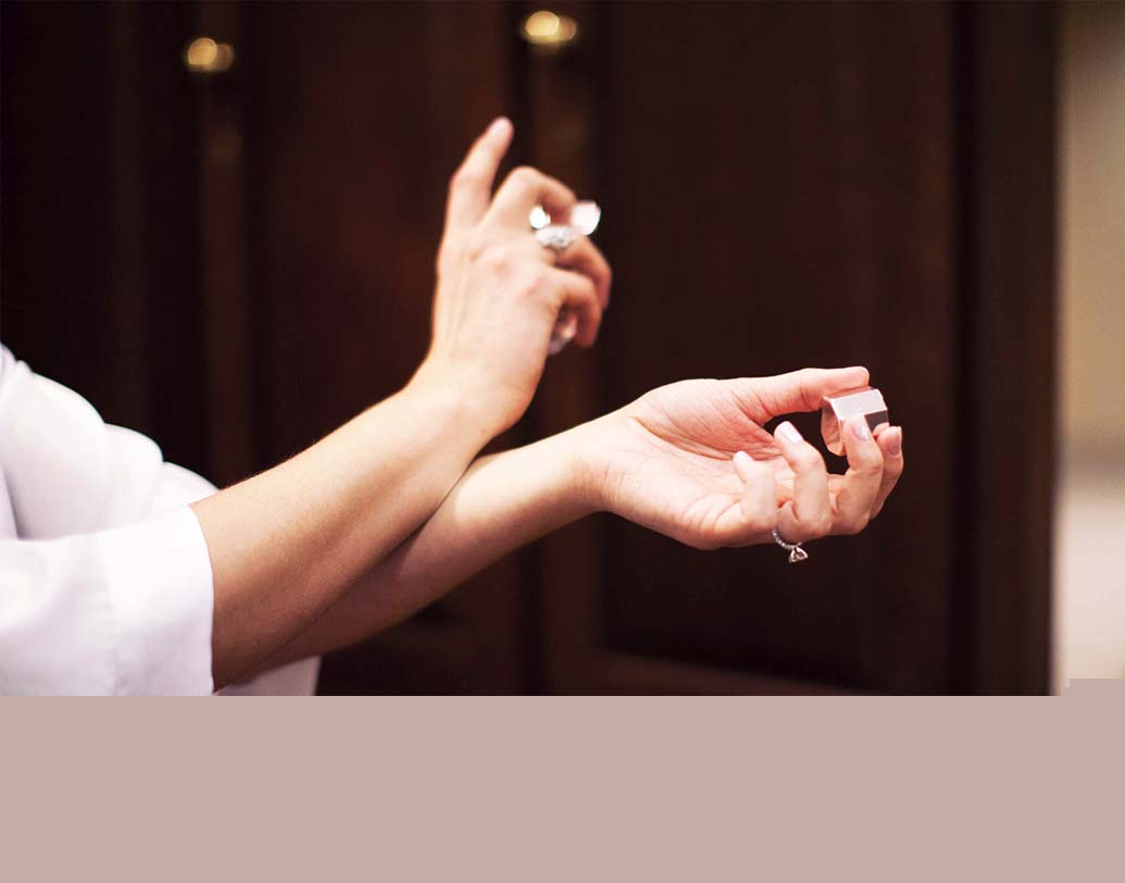 ঘষবেন না: অনেকেই পারফিউম পালস পয়েন্টে লাগানোর পর ঘষে নেন। এটা ভুল। এতে পারফিউম তাড়াতাড়ি উবে যায়।