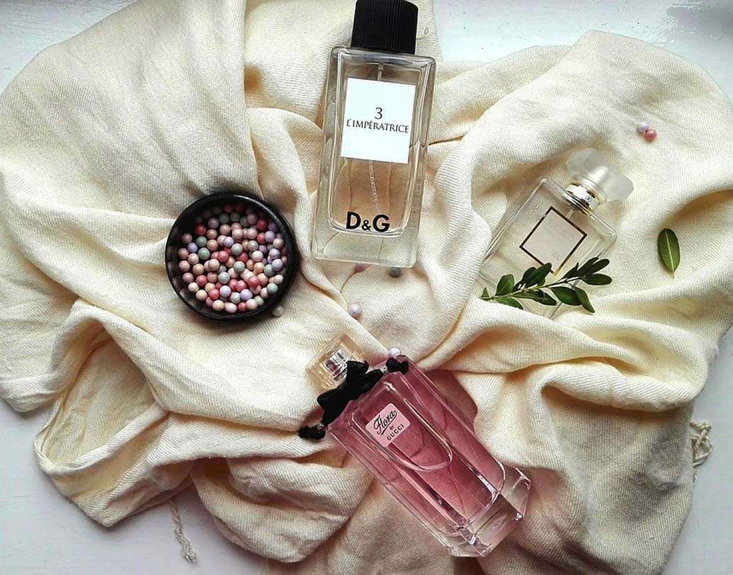 শেক: অনেকেই পারফিউম ব্যবহার করার আগে ঝাঁকিয়ে নেন। এটা ভুল। ঝাঁকালে পারফিউমের গন্ধ তাড়াতাড়ি উবে যায়।