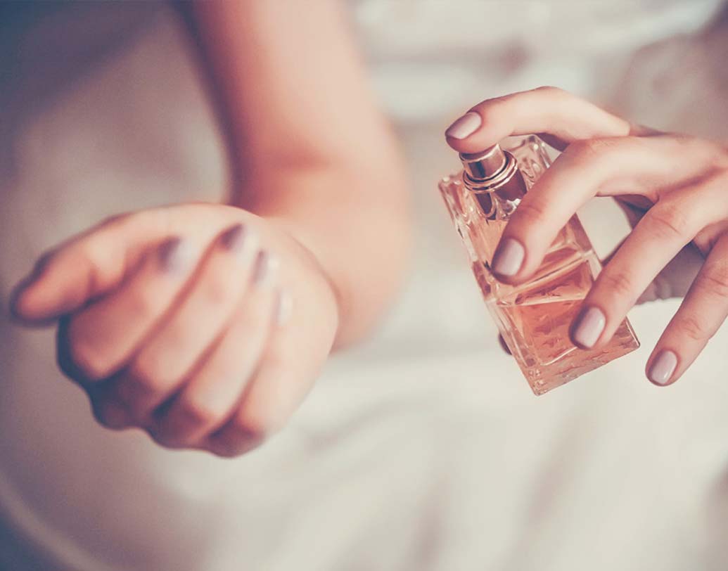 গরম: ঠান্ডা ত্বকে পারফিউম বেশিক্ষণ স্থায়ী হয় না। শরীর গরম হলে পারফিউমের গন্ধ স্থায়ী হয়। পালস পয়েন্ট বাকি শরীরের তুলনায় গরম থাকে। তাই এই অংশে পারফিউম লাগালে তা বেশি ক্ষণ স্থায়ী হবে।