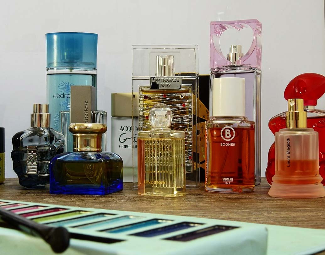 সঠিক পারফিউম: কেনার সময় বুঝে কিনুন। কোন পারফিউমের গন্ধ স্থায়ী হবে, দেখে শুনে কিনুন।