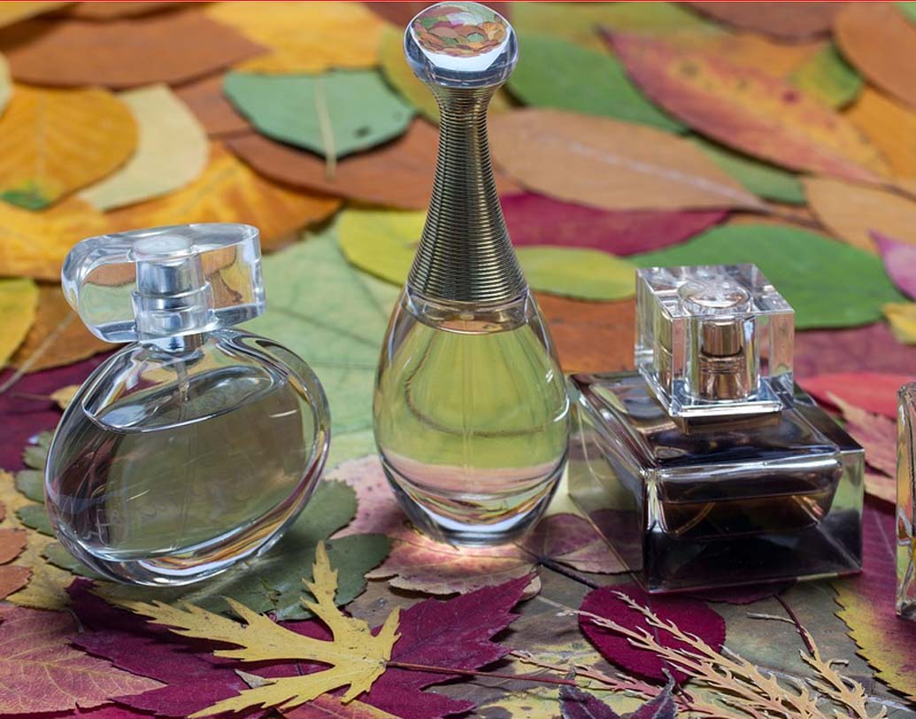 স্টোরেজ: পারফিউমের সুগন্ধ বেশি দিন ধরে রাখতে কোনও ঠান্ডা, অন্ধকার জায়গায় রাখুন। ফ্রিজে রাখতে পারলে সবচেয়ে ভাল।