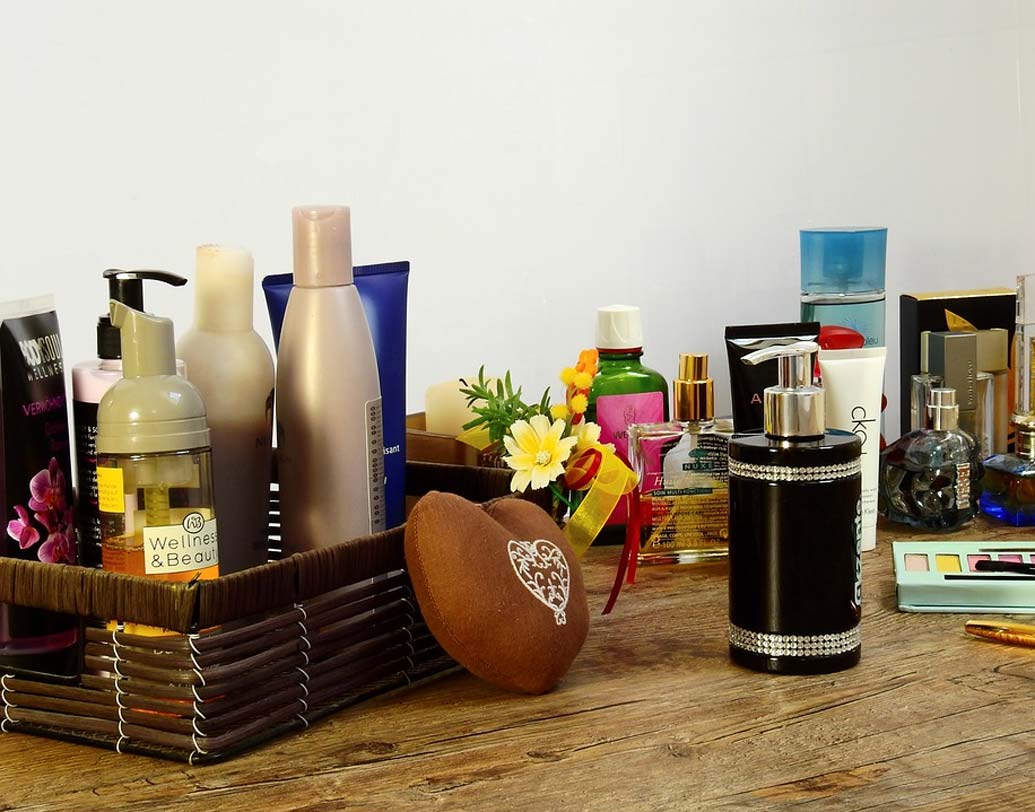 মিক্স অ্যান্ড ম্যাচ: দুটো ফ্র্যাগরেন্স লেয়ার করে লাগিয়ে সুগন্ধ তৈরি করতে পারেন। এতে নিজস্ব স্টাইলও হবে, আবার গন্ধ অনেক ক্ষণ থাকবেও।