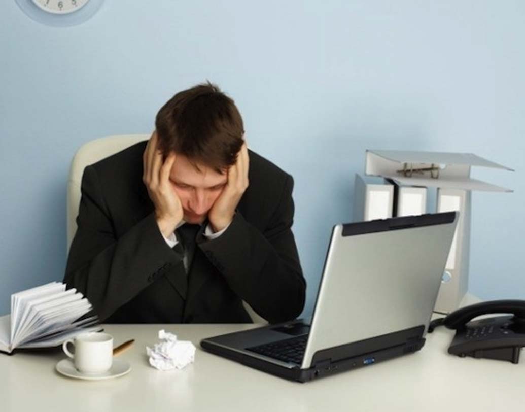 মনসংযোগে অসুবিধা: অনেক কিছুর চিন্তা মাথার মধ্যে ঘুরপাক খেলে, কোনও কিছু নিয়ে স্নায়বিক চাপ তৈরি হলে, স্ট্রেসের কারণে কাজে মনসংযোগ করতে অসুবিধা হয়।