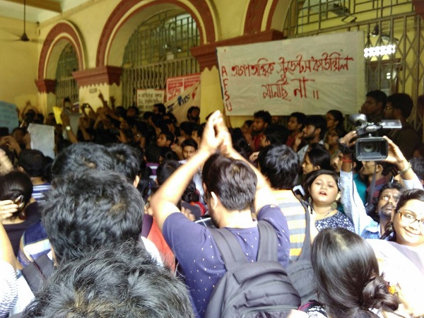 Students protesting at Jadavpur demanding the cancellation of non-political students council dgtl